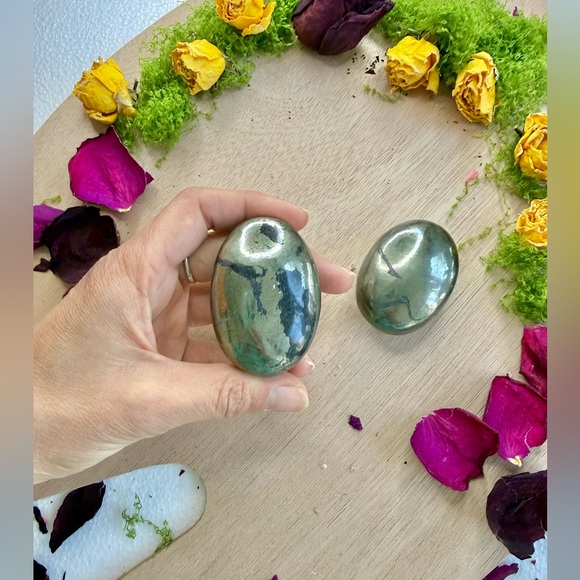 Pyrite Palmstone (one) - Picture 3 of 4